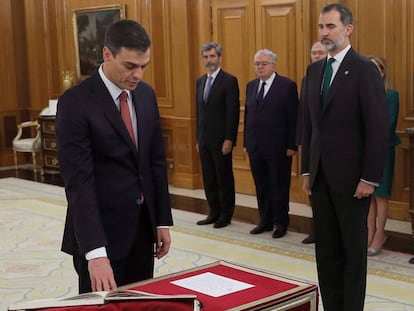 Pedro Sánchez, en el moment de prometre el seu càrrec de president en presència de Felipe VI.