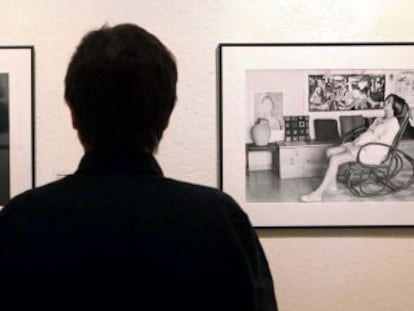 Un espectador contempla un retrato de Ovidi Montllor y una imagen de Montserrat Roig en su famoso balanc&iacute;n.