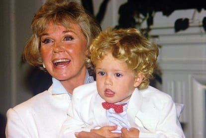 Doris Day con su nieto Ryan Melcher, hijo de su único descendiente, Terry Melcher, en una conferencia de prensa en el hotel para perros que poseía en Carmel, California, el 16 de julio de 1985.