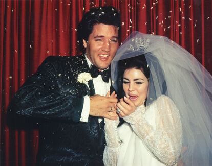 Elvis Presley y Priscilla Presley en su boda en 1967.