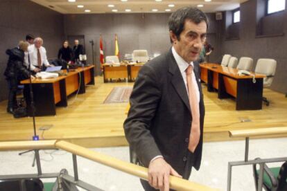 El exjefe de la Inspección Fiscal, Juan Ramón Ibarra, abandona ayer la sala donde se ha celebrado el juicio durante cinco semanas.