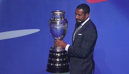 El futbolista chileno Jean Beausejour presenta el trofeo de la Copa América, el pasado enero.