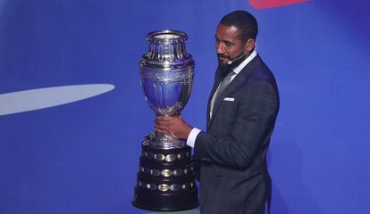 El futbolista chileno Jean Beausejour presenta el trofeo de la Copa América, el pasado enero.