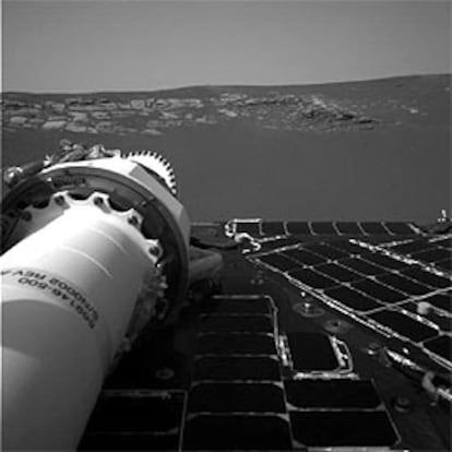 El robot <i>Opportunity</i> ha enviado sus primeras imágenes de la superficie marciana.