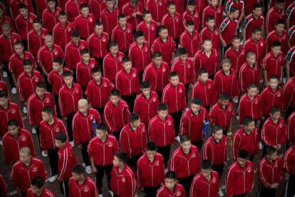 El Guangzhou Evergrande, haya ganado dos Ligas de Campeones de Asia en los últimos años, pero en muchos de estos equipos los jugadores más decisivos continúan siendo las estrellas extranjeras, situación que China quiere cambiar. En la imágen, alumnos de la escuela Tagou antes de empezar los entrenamientos.