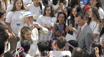 Los Reyes, rodeados de expedicionarios de la ruta BBVA este lunes en El Pardo.