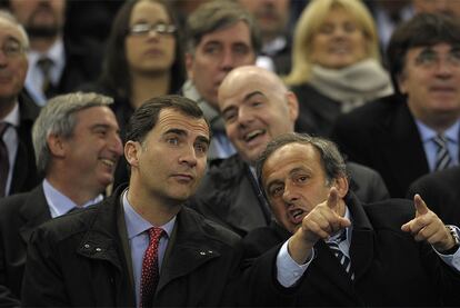 Como acustumbra la Casa Real muestra su apoyo a los españoles. El Príncipe charla con Platini durante el encuentro de los rojiblancos ante los ingleses.