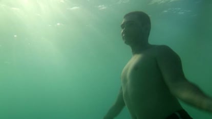 Eli&aacute;n Gonz&aacute;lez sumergido en el mar.