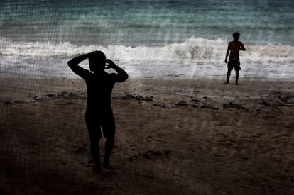 Escapa a menudo a la costa. "Día embriagador en la playa. Es imposible resistirse a la claridad el agua y de la luz y a la hermosura del paisaje. (...) Mené y yo nadamos mar adentro, hasta las empalizadas de bambú de las pesquerías. Nos sobresalta el viento que ulula entre las cañas". Una playa y el recuerdo en ella de su amante Dick Schmitt quedarán fijados en un poema. "Como los sueños, más allá / de la ideal del tiempo / hechos sueños de sueño os llevo, / días de Pagsanján".