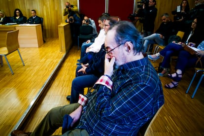 En primer término, el guardia civil Armando Lorenzo Torre durante el juicio.