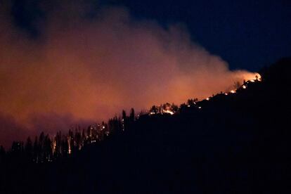 Una vista nocturna de parte del incendio sobre una colina, este martes, 12 de julio.