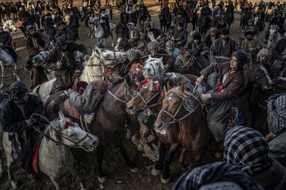 El partido de buzkashi de los viernes en Mazar-e Sarif. Esta violenta forma de polo -en la que participan más de 100 jinetes y donde, aparentemente, no hay reglas- es el deporte nacional de Afganistán. El objetivo del juego es hacerse con el cuerpo de un animal decapitado y eviscerado (normalmente un ternero o una cabra) y llevarlo a la meta.