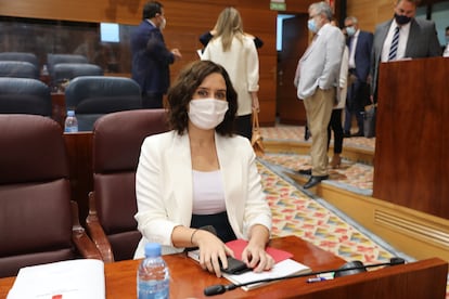 La presidenta de la Comunidad de Madrid, Isabel Díaz Ayuso, antes de que comience una sesión plenaria en la Asamblea de Madrid.