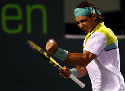 El español Rafael Nadal celebra un punto ante el suizo Wasrinka en Miami.