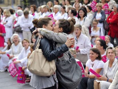 Dos mujeres se besan frente a una manifestaci&oacute;n en contra del matrimonio gay
 