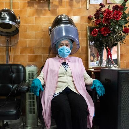 Lola, de 89 años,  en la peluquería de Maribel de Lavapiés.