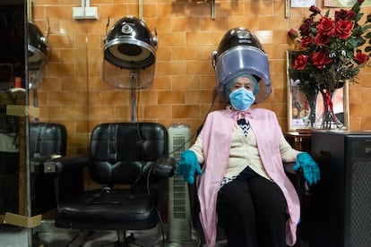 Lola, de 89 años,  en la peluquería de Maribel en Lavapiés.