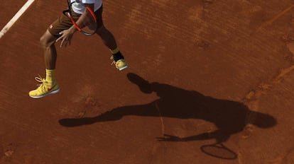 Kei Nishikori devuelve la pelota a Guillermo García López en Barcelona.