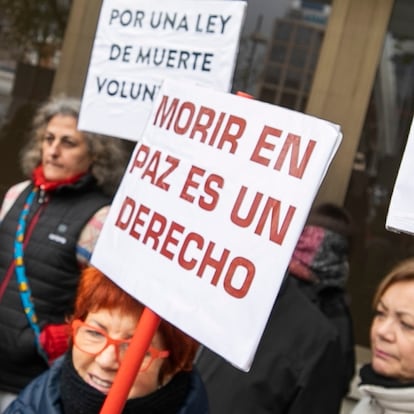 Dvd 943 (05/04/19) Manifestación a favor de la Eutanasia en la puerta de los juzgados de Plaza de Castilla en Madrid. © Carlos Rosillo .