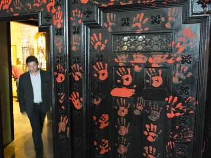 Puerta de la iglesia de Sant Jaume, en la calle Ferran de Barcelona, pintada con manos rojas para protestar contra la  reforma de la ley del aborto.