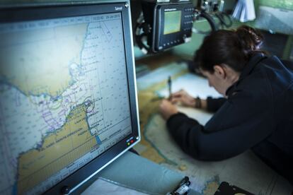 El buque Vigía lleva siete mujeres a bordo, dos son oficiales, una de ellas estudia las misiones que va a llevar a cabo el buque en el Estrecho.