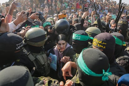 Hamás entrega a ocho rehenes en la mayor liberación de la tregua e Israel pone en marcha las excarcelaciones tras bloquearlas