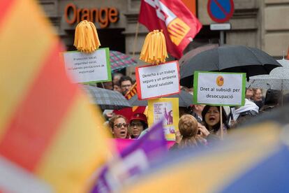 Varias personas muestra pancartas en la manifestación celebrada el centro de Barcelona.