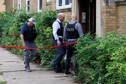Police investigate the apartment building of the shooter at the scene where an 8-year-old Chicago girl was killed in Portage Park, on Aug. 6, 2023.