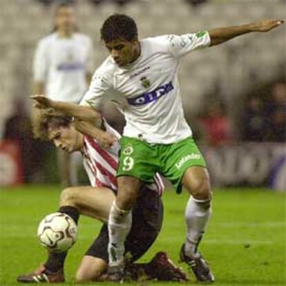 Guerrero lucha en el suelo un balón a Bodipo.