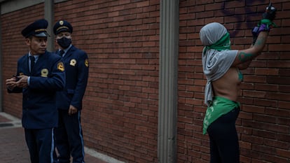 Una manifestante pinta una consigna en las calles de Bogotá, durante la