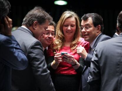 Senadores olham telefone celular no plen&aacute;rio.