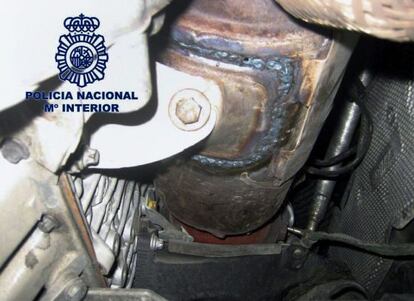 Imagen cedida por la Policía con la manipulación de los motores.