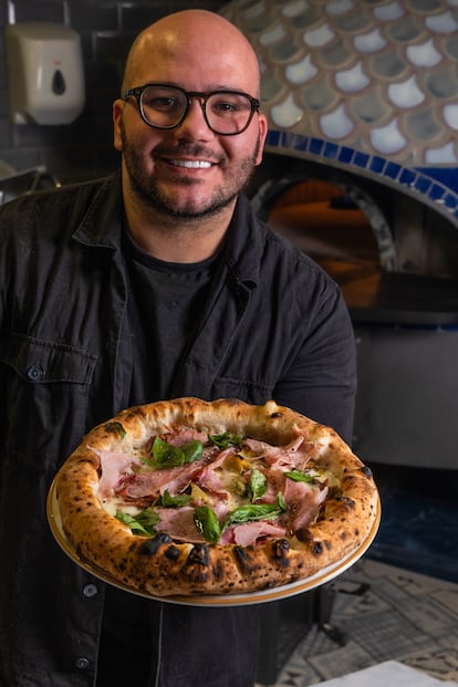 Michele Pascarella, head of Napoli on the Road, in London, crown again the podium of the list of the 50 best pizzerias in Europe. Image provided by the organization.