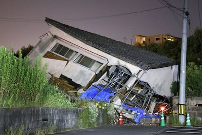 Una casa colapsada en la prefectura de Kagoshima, al suroeste de Japón, tras el seísmo este jueves.