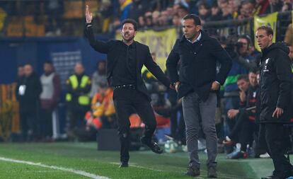 Javi Calleja y Diego Pablo Simeone, durante el Villarreal-Atlético de este sábado.