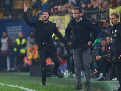 Javi Calleja y Diego Pablo Simeone, durante el Villarreal-Atlético de este sábado.