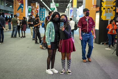 Flor Salvador, en los pasillos de la Feria Internacional del Libro de Guadalajara