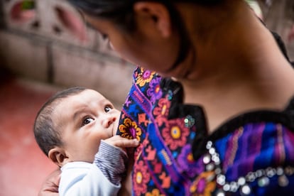 El 16 de octubre de 2019, Eva Ramírez, una mujer de la comunidad de Chicoy, Todos Santos, Huehuetenango, Guatemala, está amamantando a su hijo, Junior Chales Ramírez (16 meses). Para combatir la desnutrición en Guatemala, Unicef promueve la lactancia materna como una forma de proteger la salud maternoinfantil y promover un crecimiento saludable y un desarrollo óptimo.