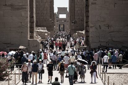 Turistas en el templo de Karnak, en Luxor, en abril de 2019.