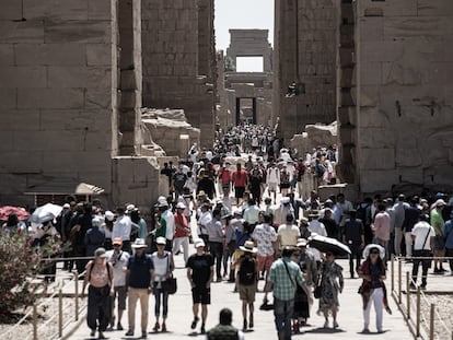 Turistas en el templo de Karnak, en Luxor, en abril de 2019.