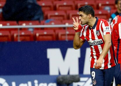 Luis Suárez festeja su segundo gol en el Atlético-Elche disputado este sábado en el Wanda Metropolitano.- EFE/ Ballesteros