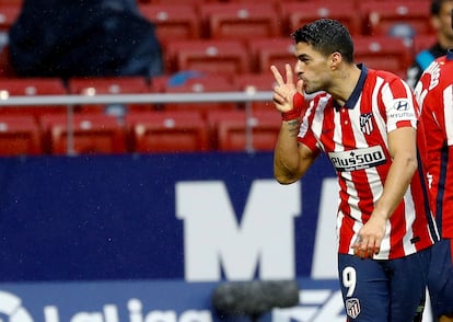 Luis Suárez festeja su segundo gol en el Atlético-Elche disputado este sábado en el Wanda Metropolitano.- EFE/ Ballesteros