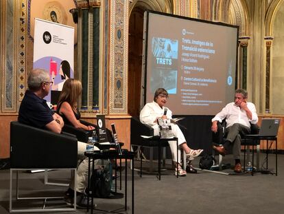 Desde la izquierda, Antonio Laguna, Maria Josep Amigó, la periodista Rosa Solbes y el fotoperiodista  Josep Vicent Rodríguez, en la presentación del libro 'Trets. Imatges de la Transició valenciana'.