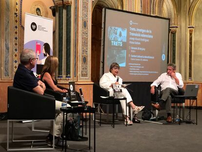 Desde la izquierda, Antonio Laguna, Maria Josep Amigó, la periodista Rosa Solbes y el fotoperiodista  Josep Vicent Rodríguez, en la presentación del libro 'Trets. Imatges de la Transició valenciana'.