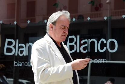 Un usuario manda un mensaje con su móvil en una calle de Madrid.