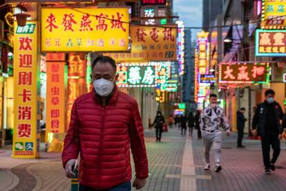 Un residente de la ciudad de Macau se protege contra el coronavirus. 