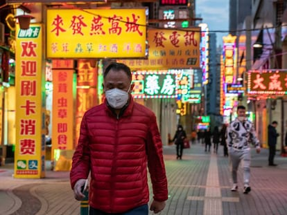 Um morador da cidade de Macau se protege do coronavírus.