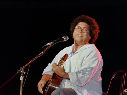 Pablo Milanés en un concierto en México en 1988.