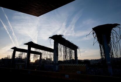 La actuación en Glòries tiene carácter de manifiesto de la propuesta municipal de Convergència. En la imagen, obras de derribo del 'tambor' de hormigón de la plaza.