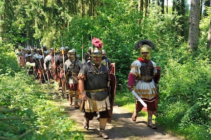 Soldados romanos en el bosque de Teutoburgo en un espectáculo de reconstrucción histórica en Kalkriese.